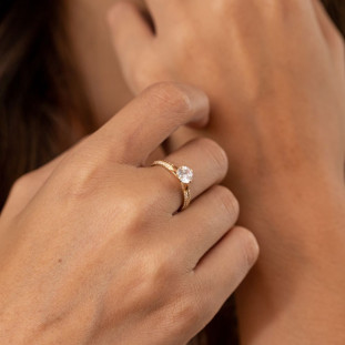Anel Solitário de Ouro Feminino 18k com Zircônias
