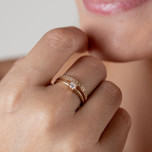 Anel Feminino de Ouro 18k Meia Aliança com Solitário