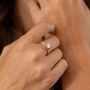 Anel Solitário de Ouro Feminino 18k com Zircônias