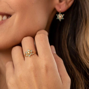 Anel Feminino de Ouro 18k Flor com Pedras Verdes