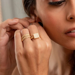 Anel Feminino de Ouro 18k Quadrado Médio