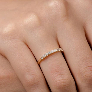 Meia Aliança de Ouro 18k com Diamantes